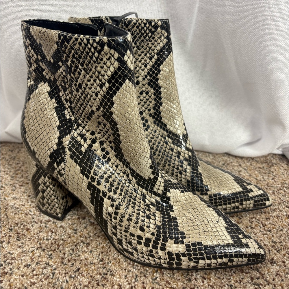 Marc Fisher Snakeskin Faux Leather Chunky Boot Pointed Toe Retire Line 6M‎ EUC - Picture 2 of 7